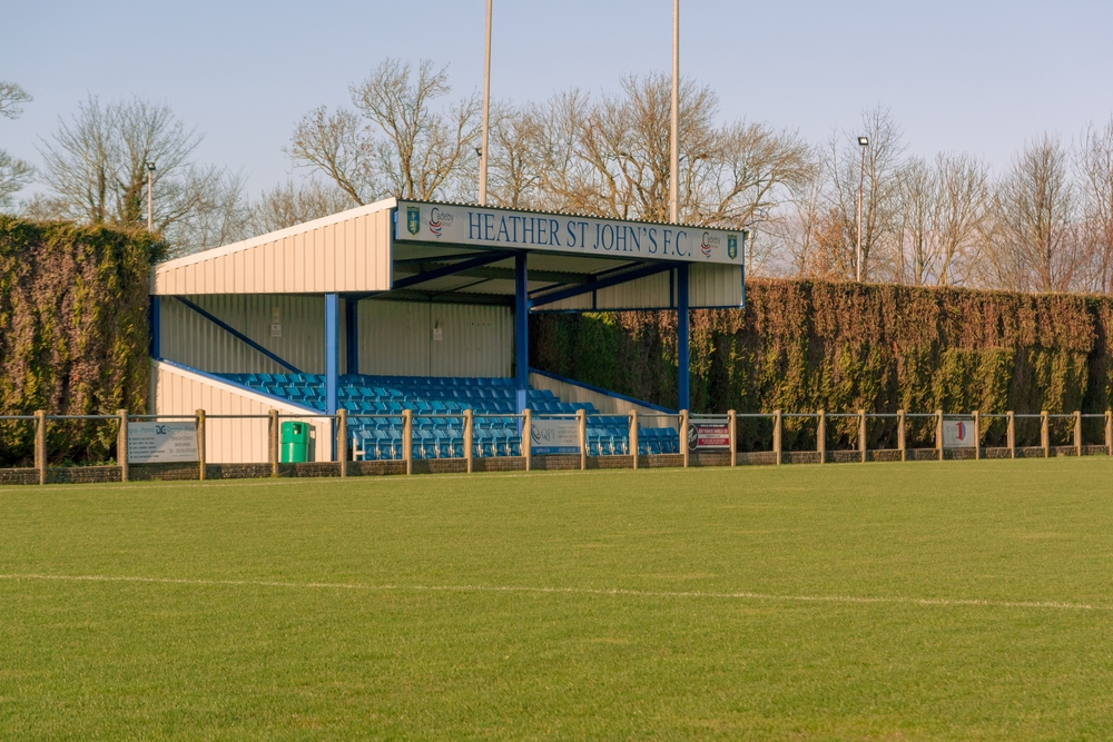 Jalkapallojoukkue ei saa rahojansa kentältä vaan katsomosta. Jos oman joukkueen katsomo on hyvin pieni, kannattaa myydä pelaajia joukkueille, joilla on valtava katsomo, mieluiten globaali sellainen. Kaikki eivät näy asiaa ymmärtäneen. 